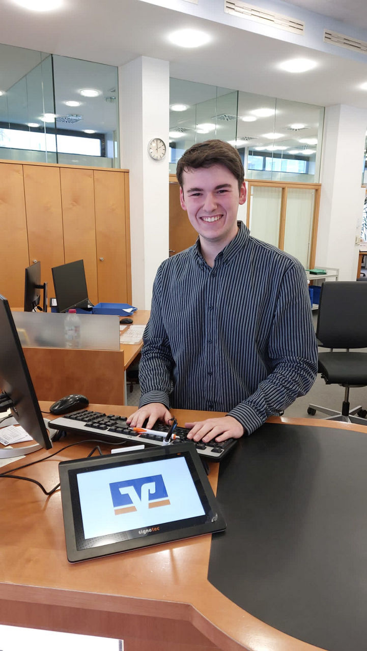 Kunde wird am Service in der Bank bedient