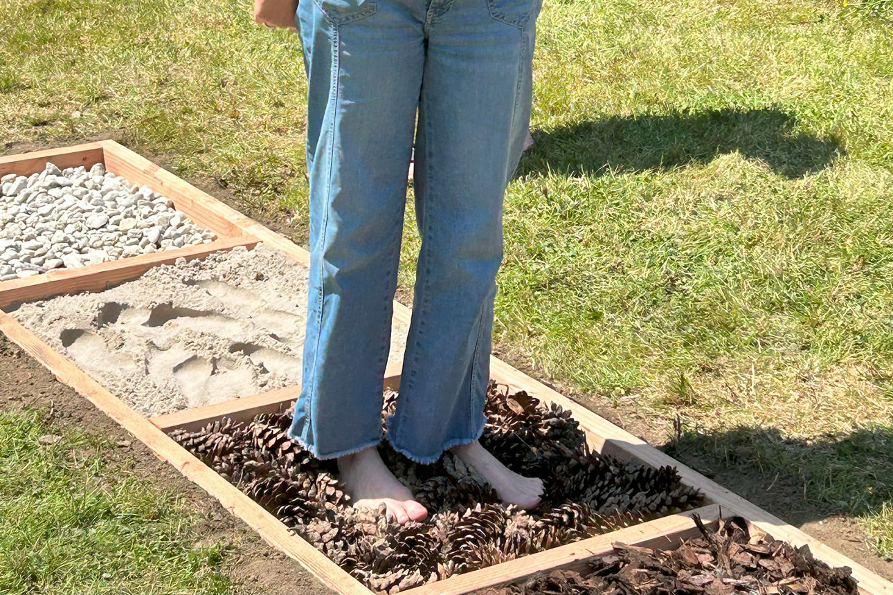 Füße stehen im Barfußpfad