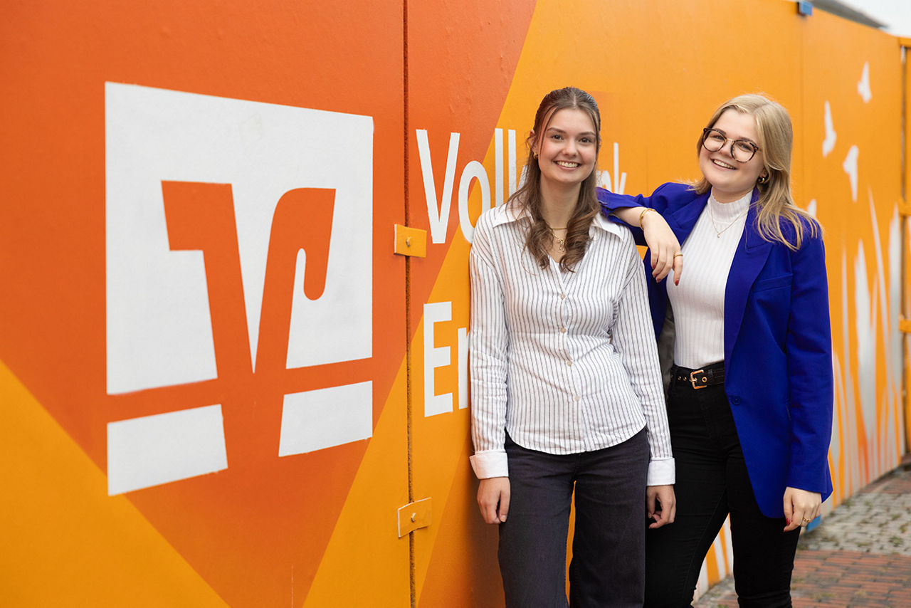 Finja und Wiebke vor dem Volksbanklogo