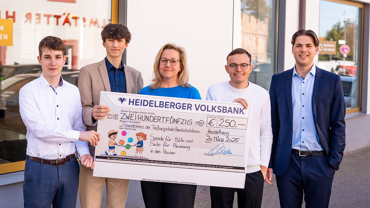 Spendenübergabe an Maren Woche, Konrektorin der Tiefburgschule