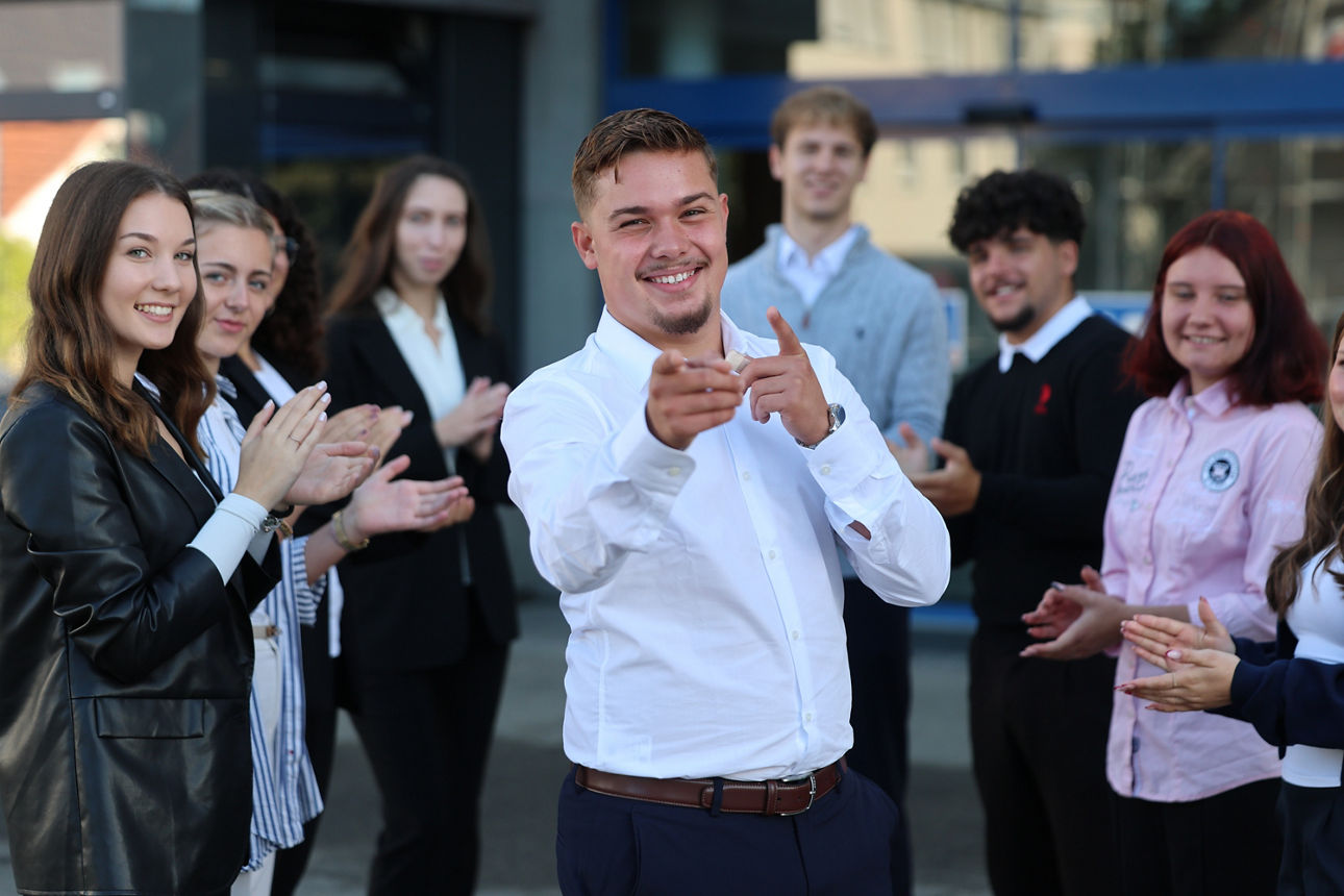 Eine Gruppe von hüpfenden jungen Menschen