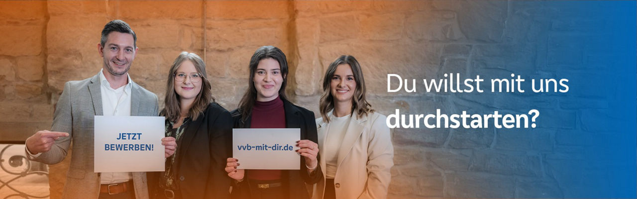 Ein Mann und drei Frauen bewerben die VVB als Arbeitgeber