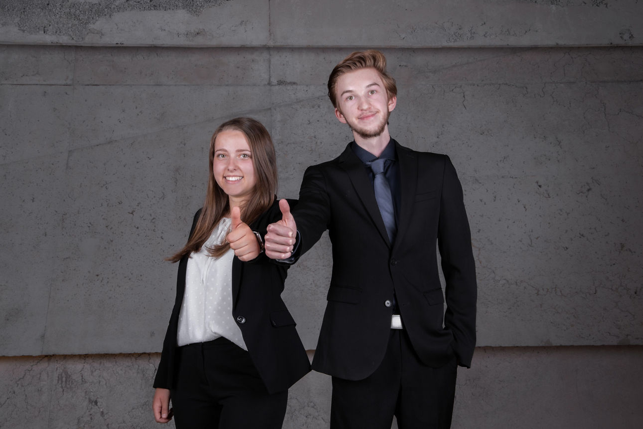 Azubis - Daumen hoch