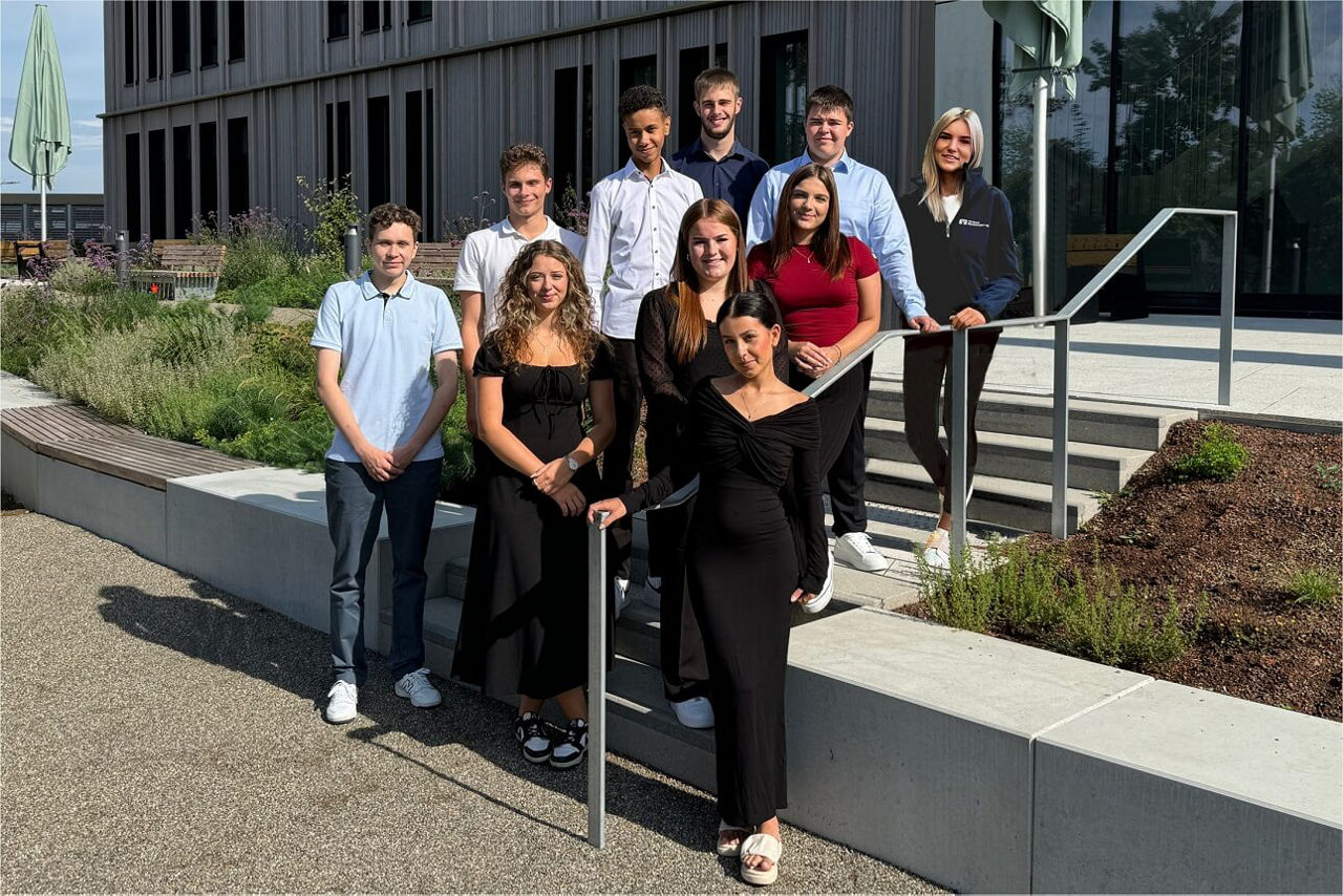 Gruppenbild unserer Azubis aus dem 1. und 2. Lehrjahr vor dem VR-Bank Campus