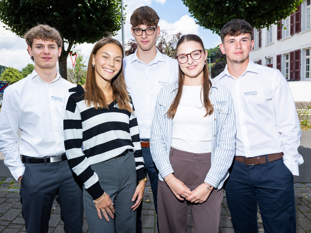 Alle fünf Azubis vom dem Ausbildungsbeginn 2025 zu sehen