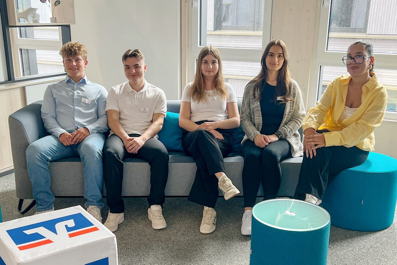 Gruppenbild unserer Azubis aus dem 1. Lehrjahr im VR-Bank Campus