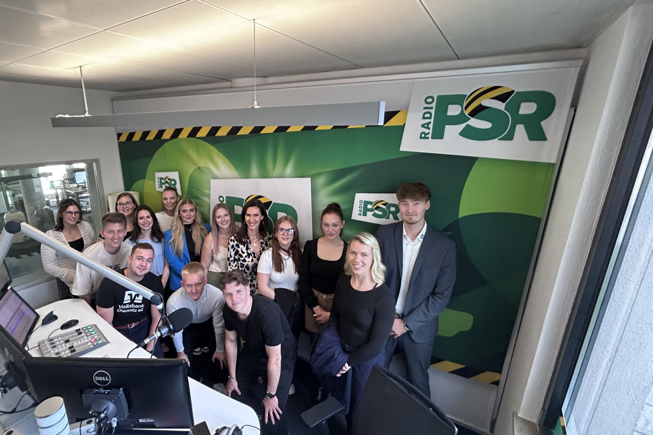 Eine Gruppe junger Menschen im Radio PSR Studio