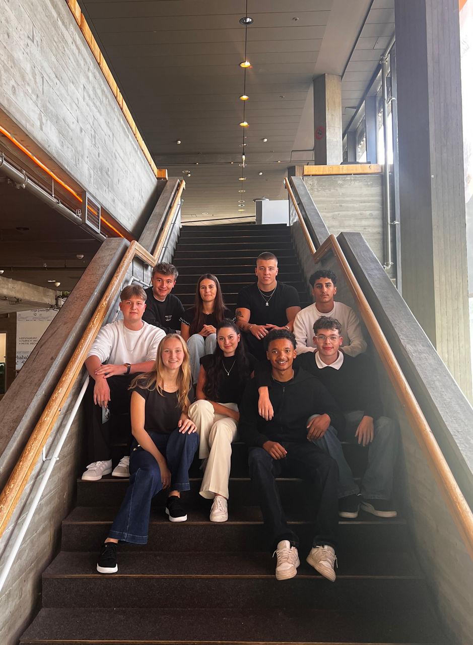 Gruppenfoto der neuen Auszubildenden zum Ausbildungsbeginn 2025