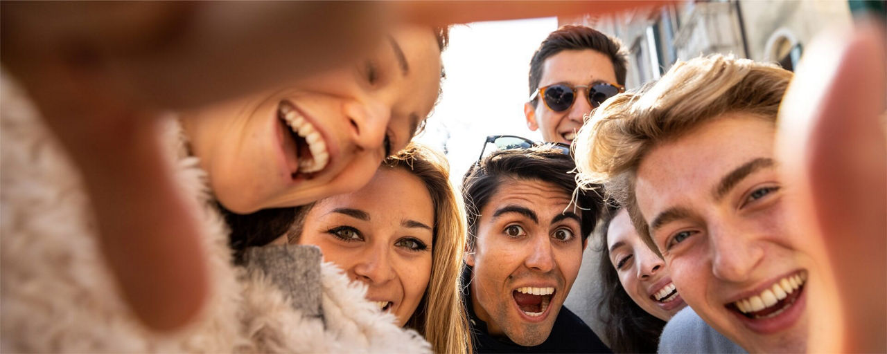 Selfie von einer Gruppe junger lächelnder Menschen