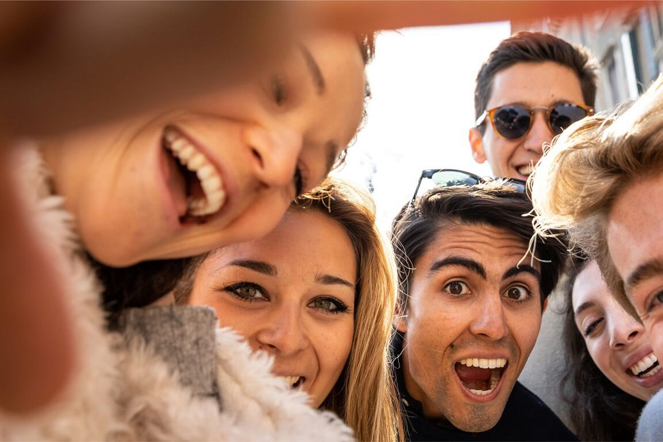Selfie von einer Gruppe junger lächelnder Menschen