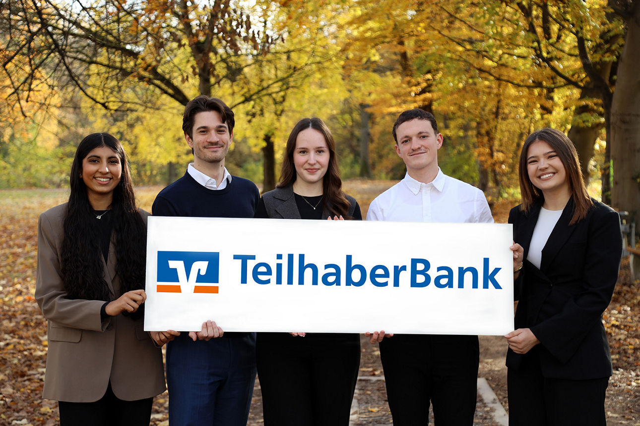 5 unserer Azubis halten unser VR TeilhaberBank Logo