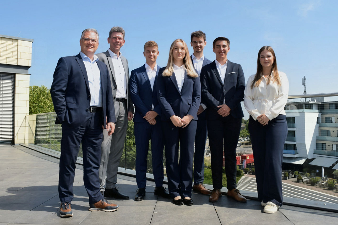 Gruppenfoto neue Azubis auf der Dachterrasse der Volksbank Kleverland eG