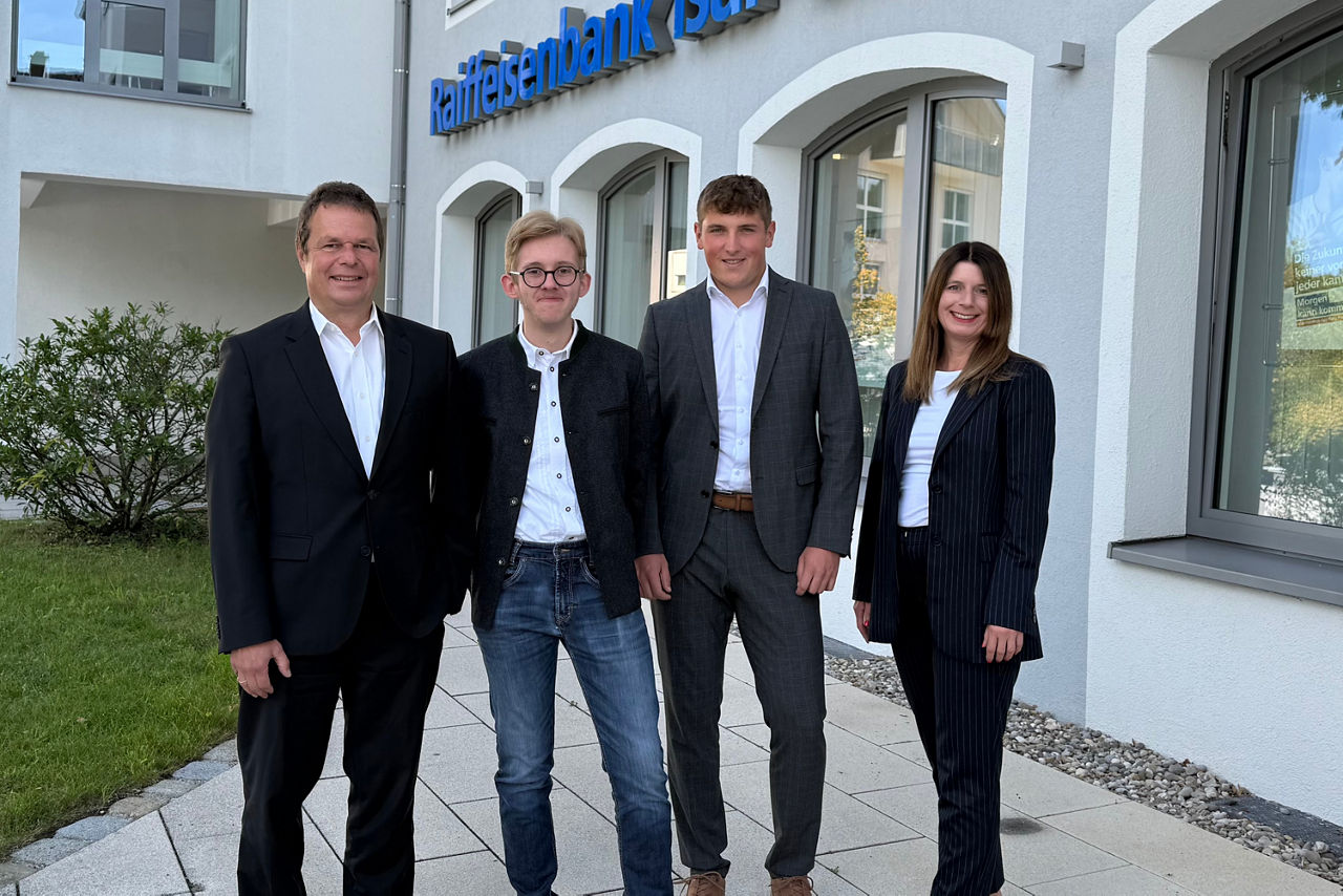 Die beiden neuen Azubis zusammen mit Personalerin Fr. Schoder und Vorstand Hr. Bosch