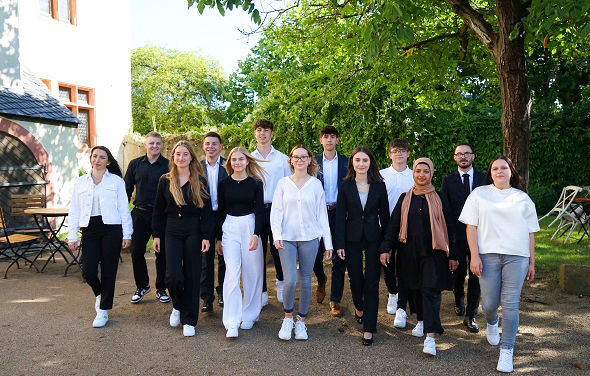 Unser Ausbildungsjahrgang 2023 im Hof von Schloss Schönborn