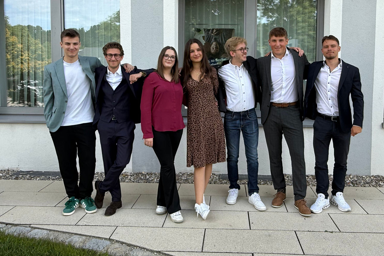 Gruppenfoto: Unsere 7 Azubis