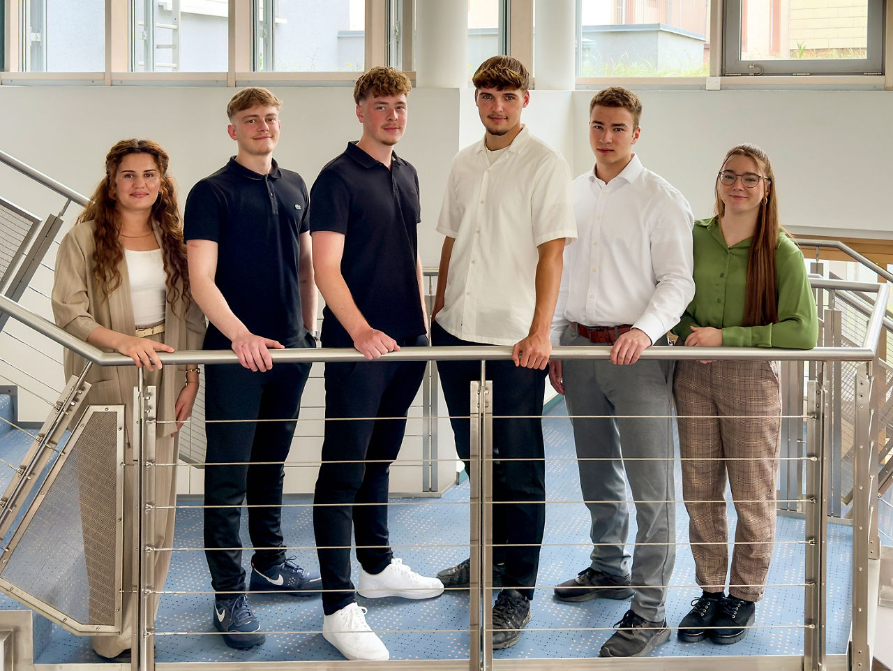 Gruppenfoto von Azubis und Verbundstudenten der VR Bank Kitzingen eG | Stand Juni 2025