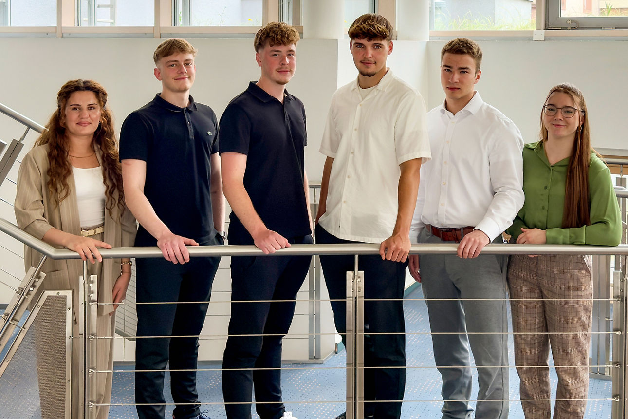Gruppenfoto von Azubis und Verbundstudenten der VR Bank Kitzingen eG | Stand Juni 2025