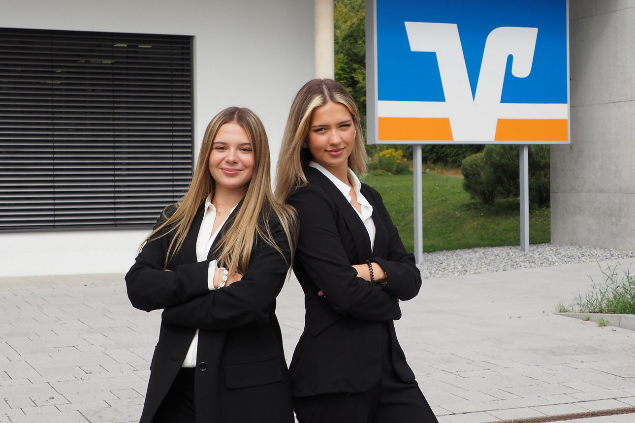 Junge Leute gehen lächelnd auf dem Bürgersteig