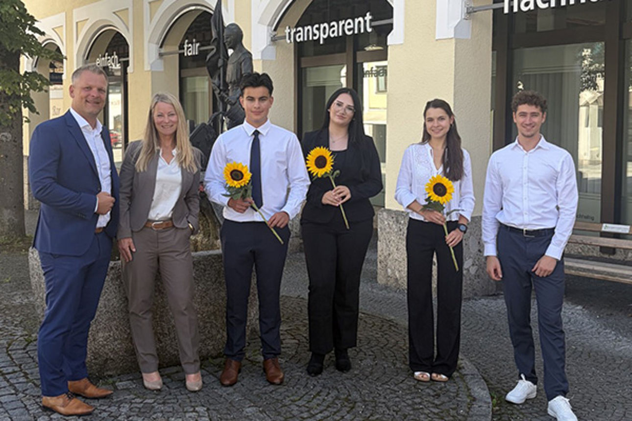 Frau Krumpholz und Herr Bäsler begrüßen die neuen Azubis