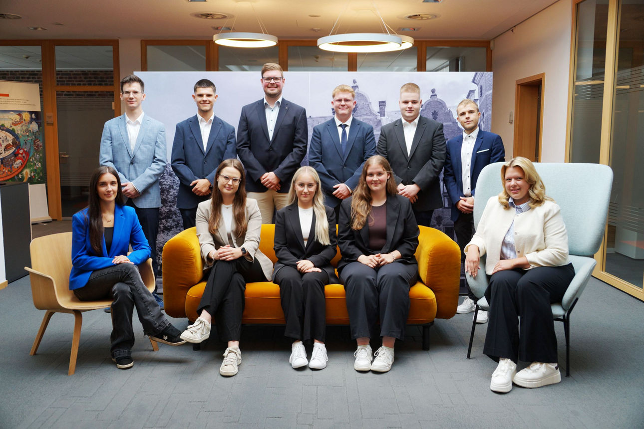 Gruppenfoto mit elf Azubis