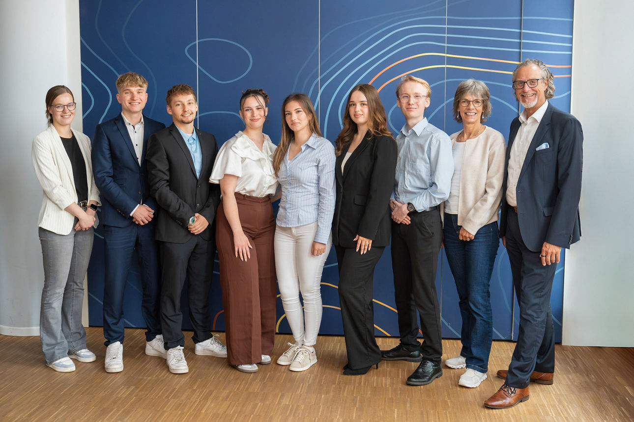 Gruppenfoto der Ausbildungsabsolventen mit Ausbildern