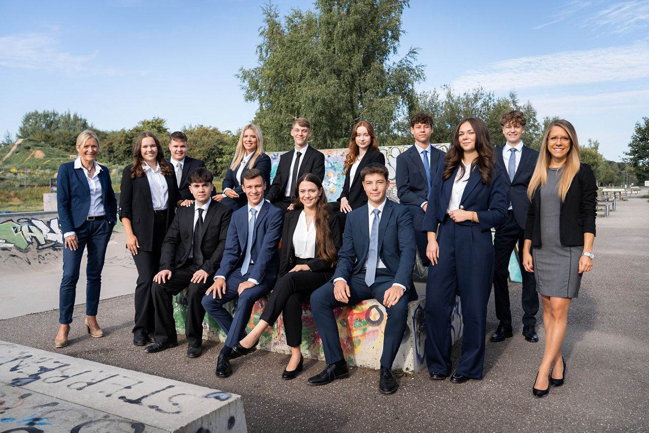 Ein Gruppenfoto unserer neuen Auzubildenden mit ihren Ausbilderinnen auf der Skatebahn des LGS Geländes in Landau.