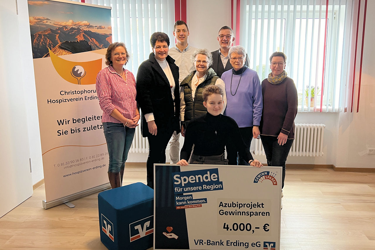 Vereinsmitglieder und Mitarbeitende der VR-Bank Erding eG bei der symbolischen Scheckübergabe