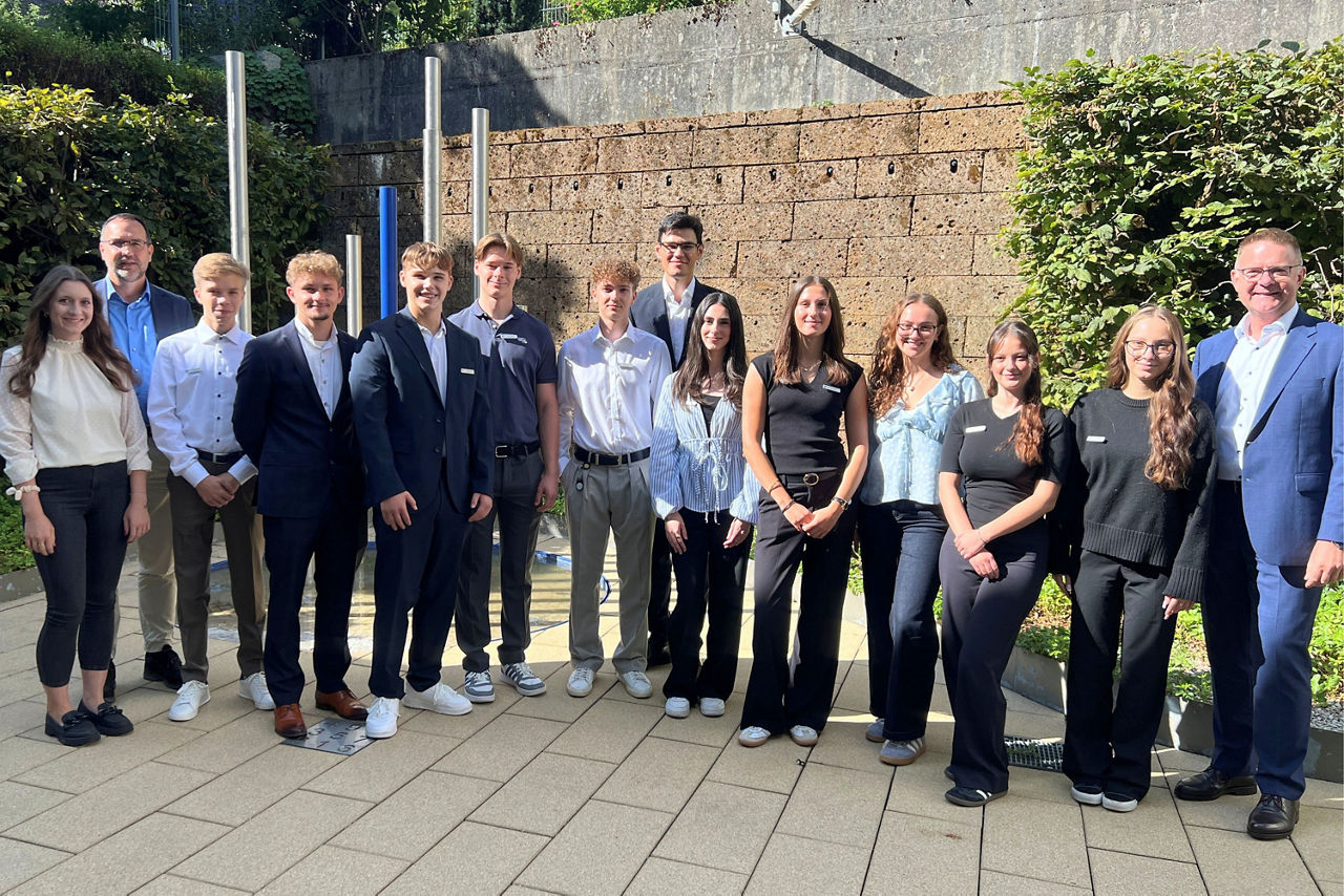 Gruppenbild mit unseren neuen Azubis, unseren Vorständen und der Ausbilderin