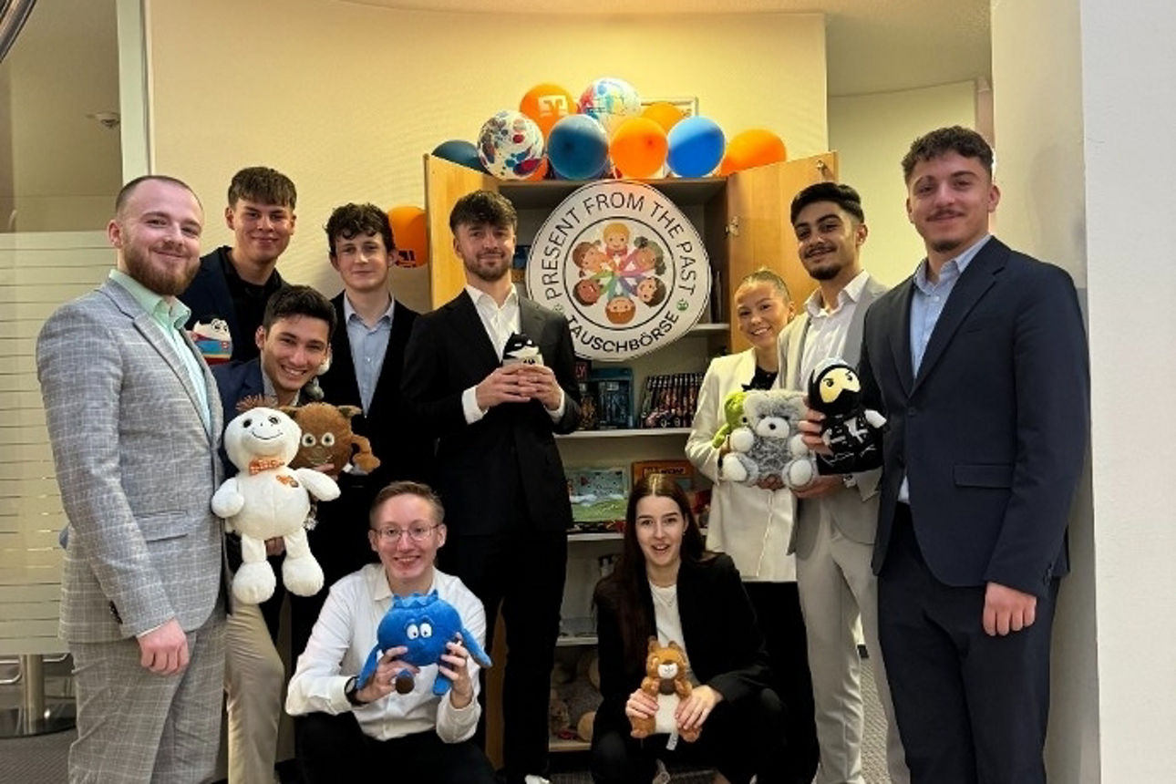 Auszubildende mit Kuscheltieren in der Hand