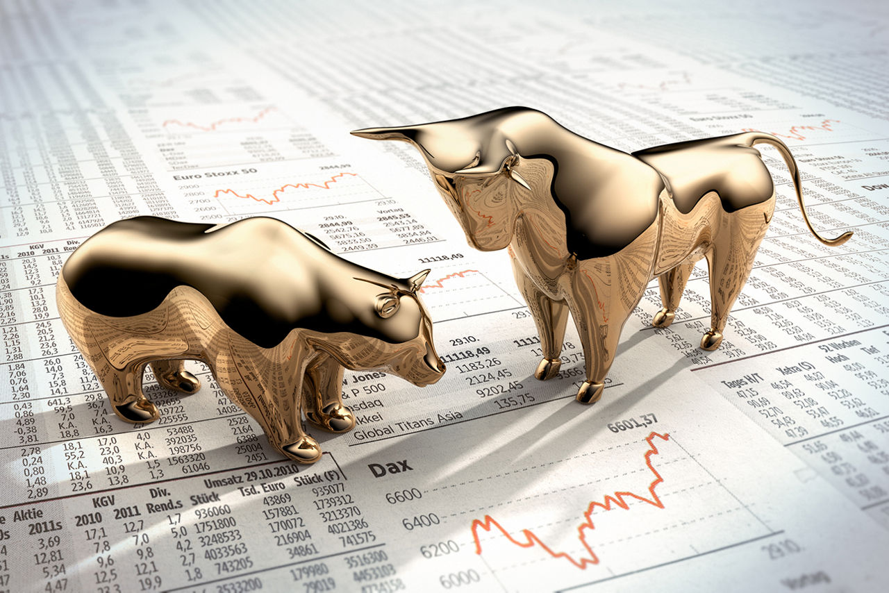 Goldene Symbolfiguren auf Finanzzeitung