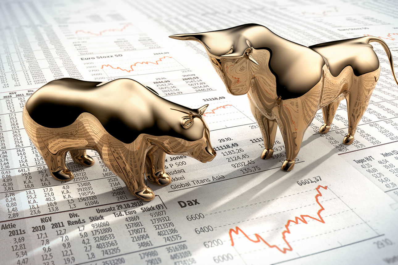 Goldene Symbolfiguren auf Finanzzeitung