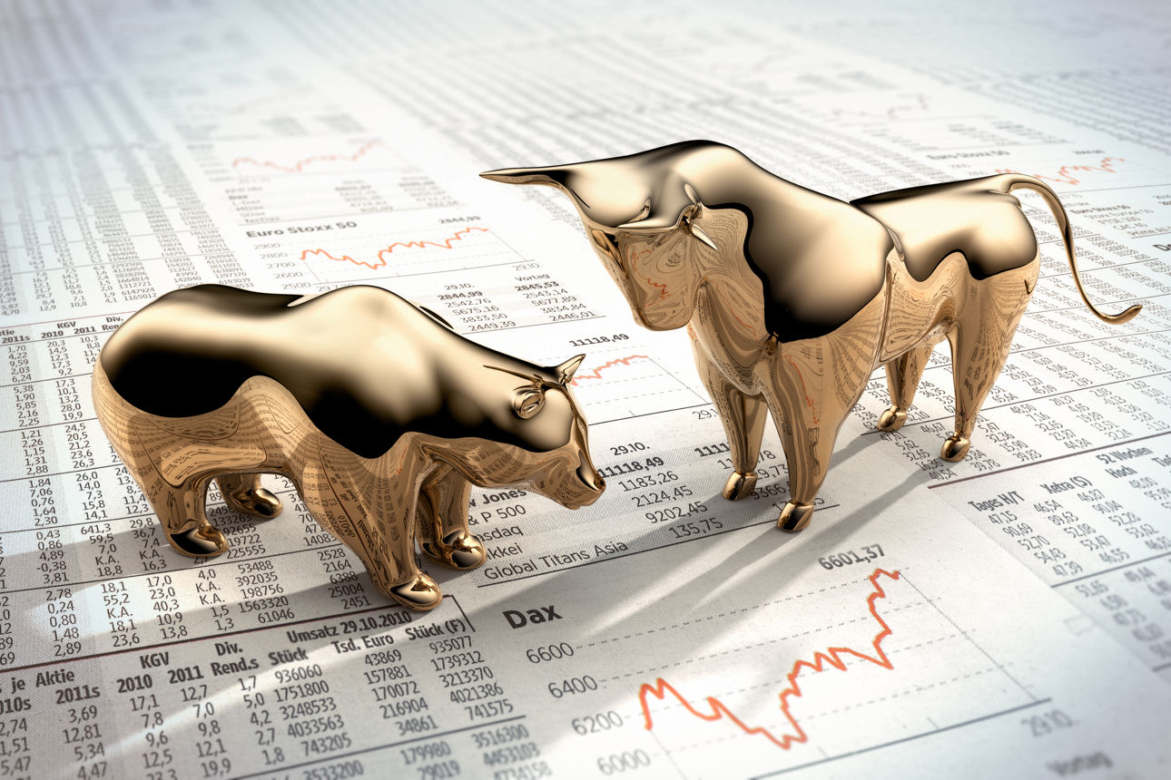 Goldene Symbolfiguren auf Finanzzeitung