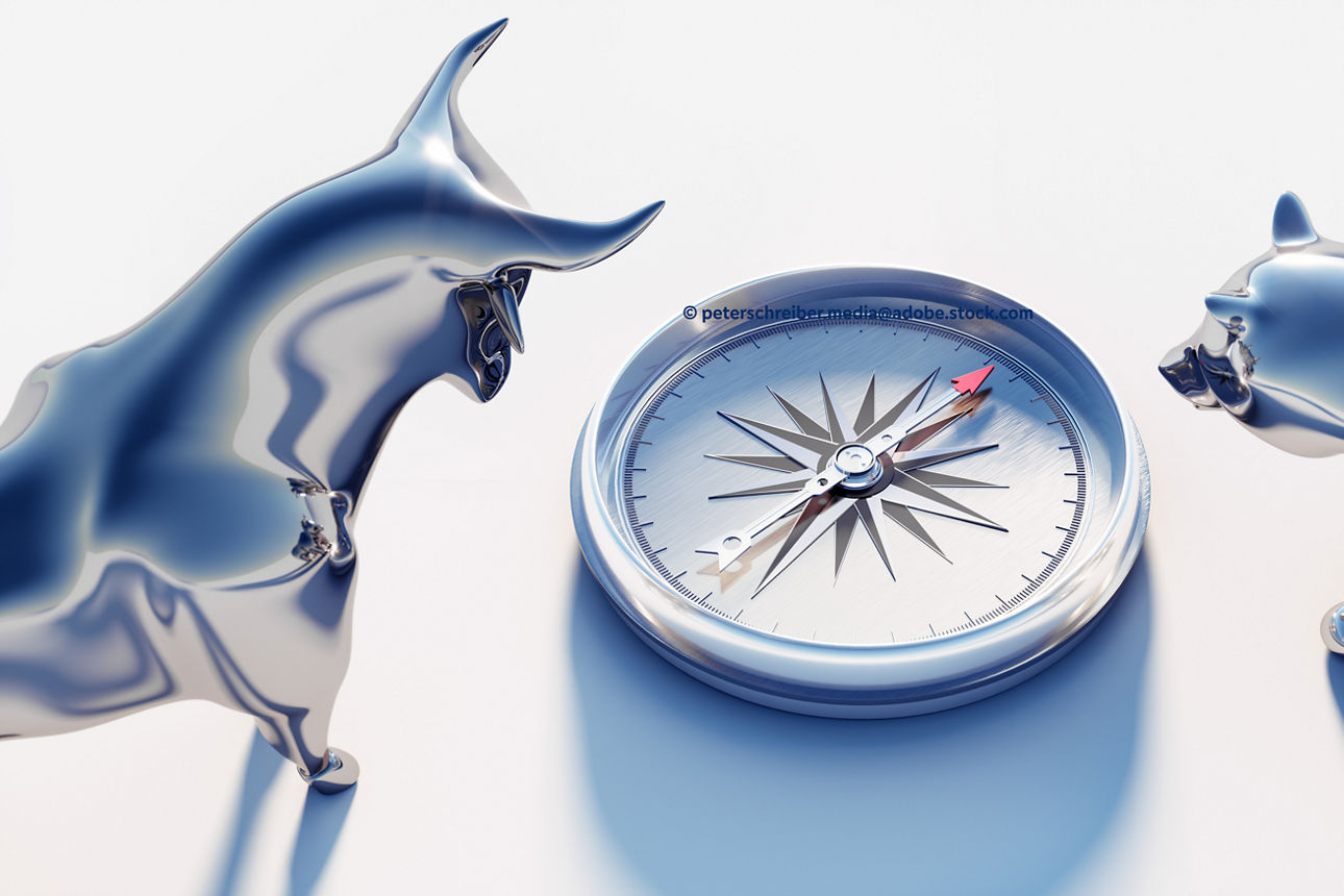 Zwei metallische Tiere mit einem Kompass in der Mitte