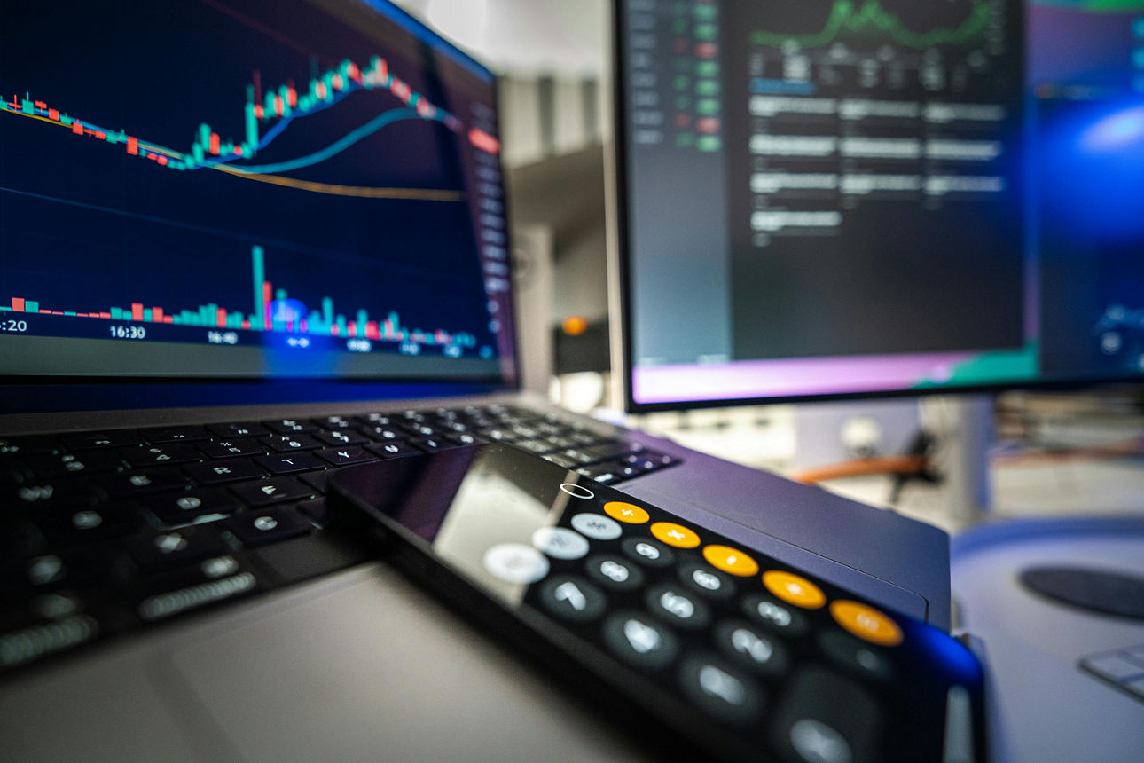 Taschenrechner und Börseninformationen auf einem Laptop