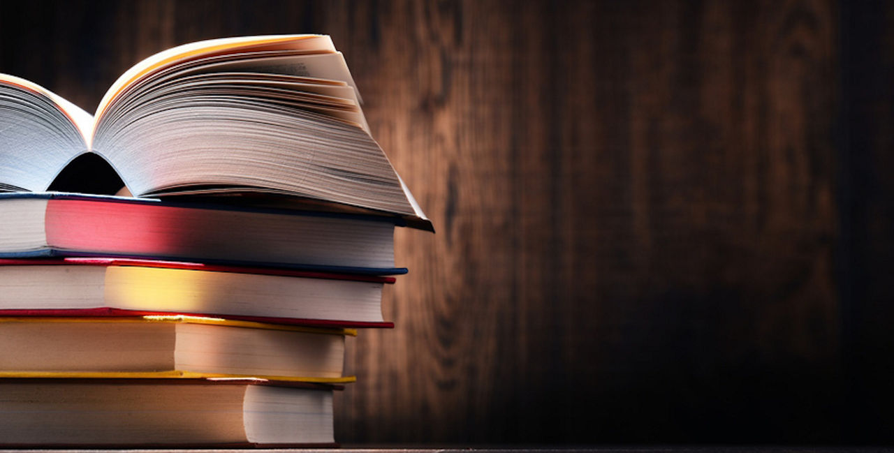 Stapel von Büchern auf einem Tisch