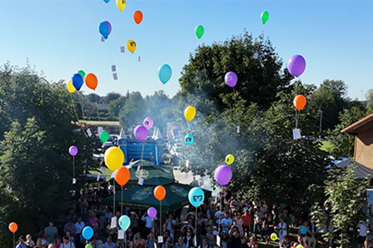 Ein Luftballonwettbewerb. In der Luft sind viele Luftballons.