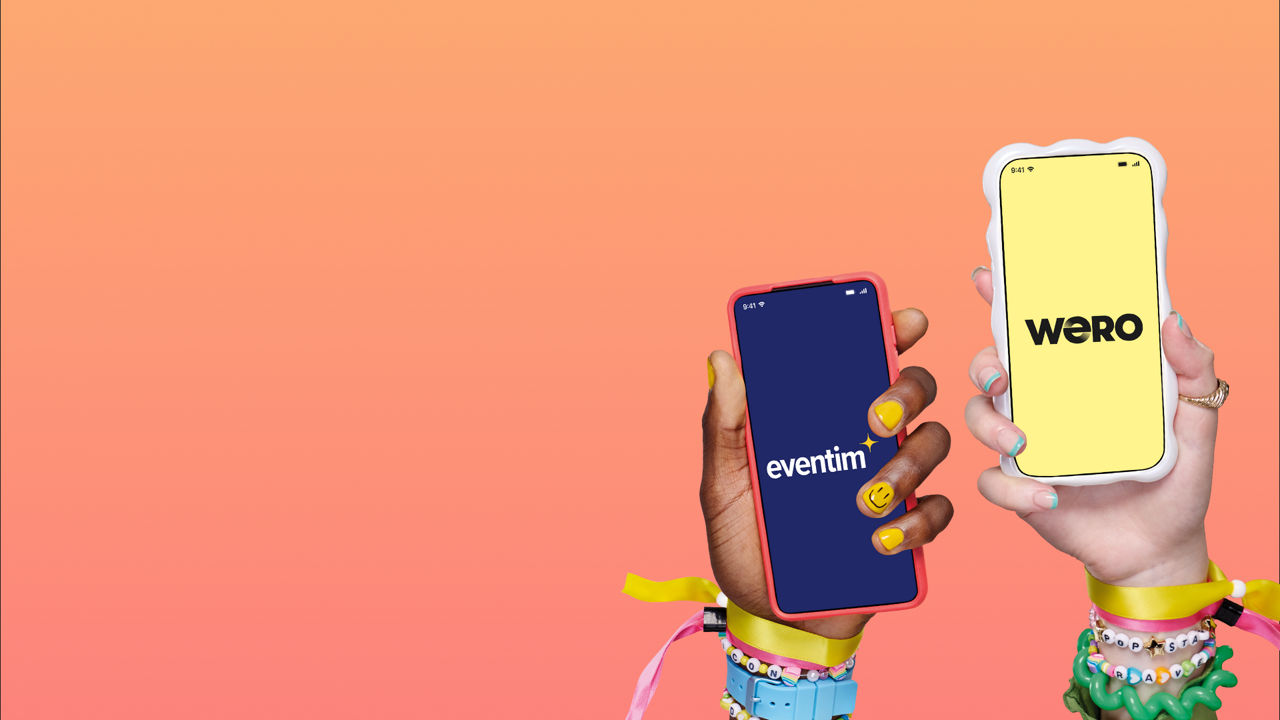 Zwei Hände halten je ein Smartphone