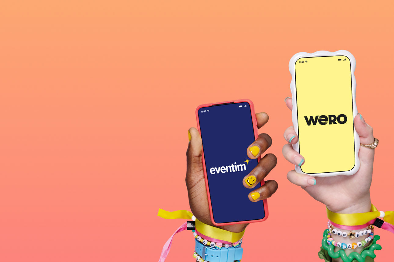 Zwei Menschen halten Handys in der Hand