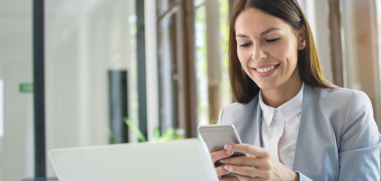 Frau guckt auf ihr Smartphone