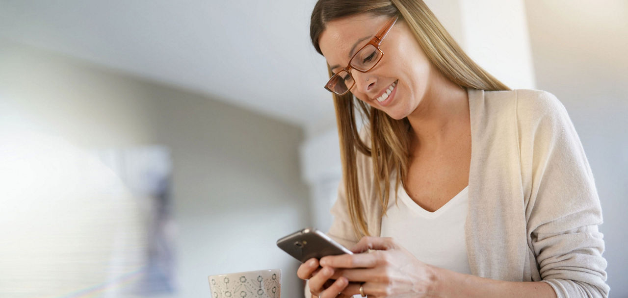 Frau guckt auf ihr Smartphone