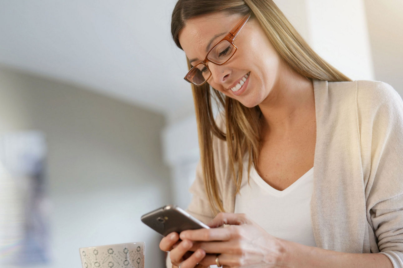 Frau guckt auf ihr Smartphone