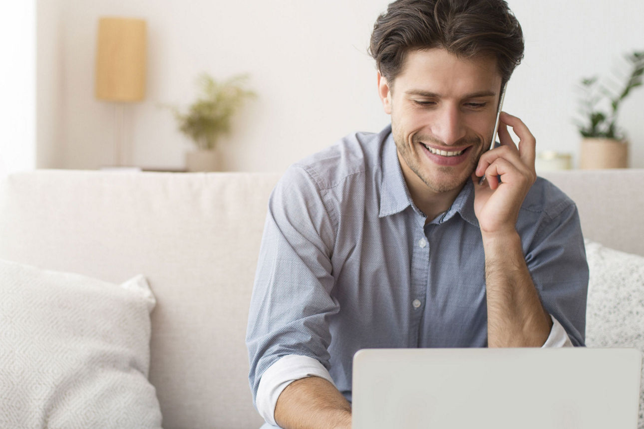 Mann guckt auf seinen Laptop