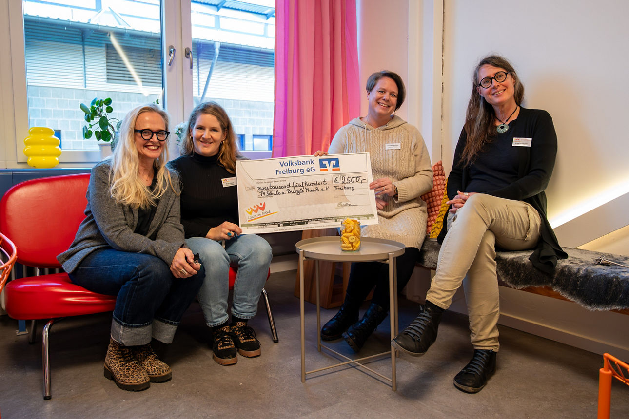 Spendenübergabe für die Schülerfirma mit 2500€