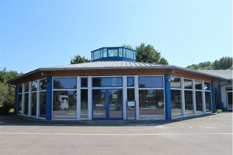Büro-/ Ausstellungsgebäude und Hallen