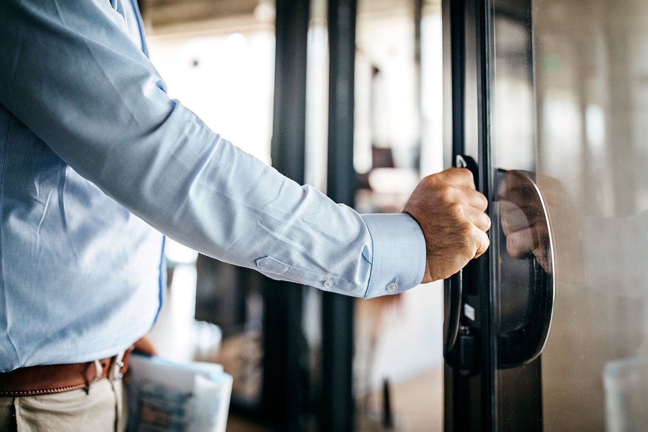 Person öffnet die Tür zu einem Büro