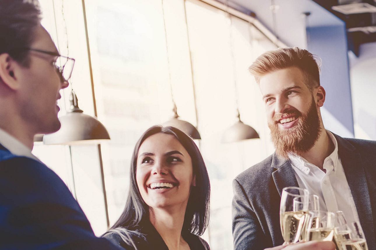 Mehrere Personen stoßen mit Sekt an