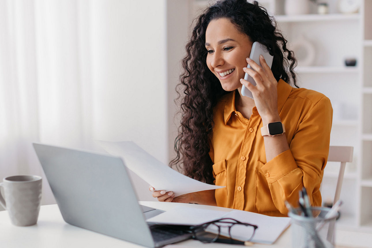 junge Frau im Büro beim telefonieren