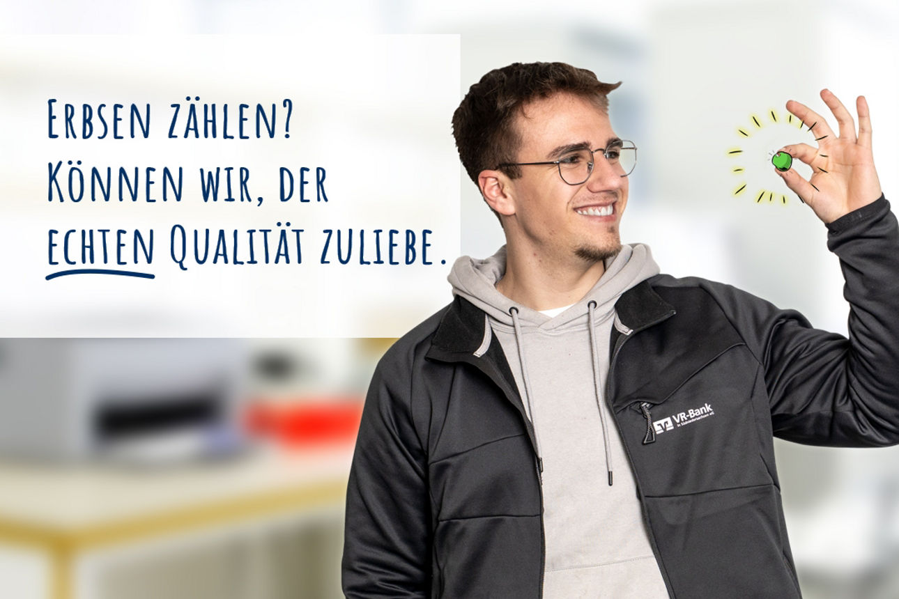 Der Student hat eine Erbse zwischen Ziegefinger und Daumen auf die er schaut