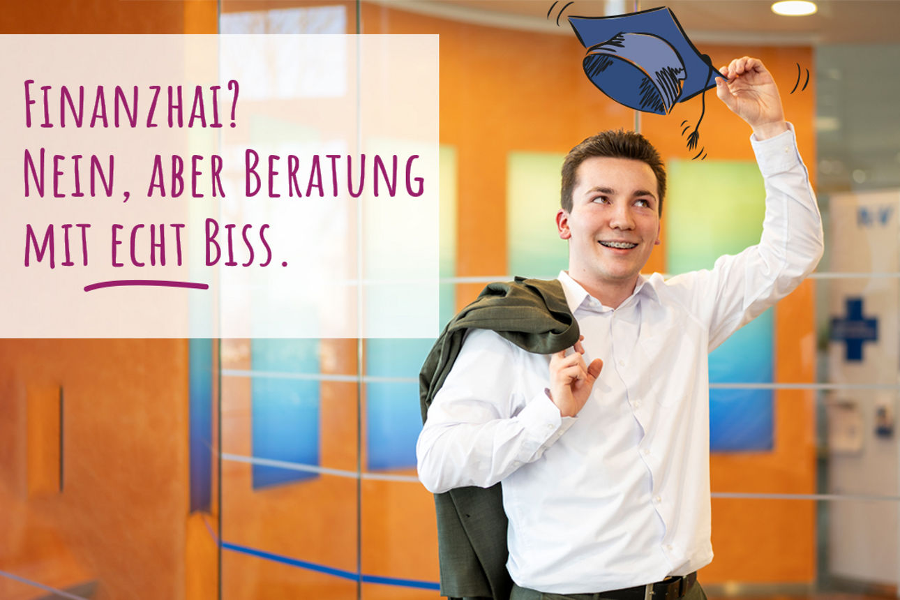Der Azubi hat seinen Jacke locker über die Schulter geworfen und hat einen gezeichneten Studienhut in der Hand