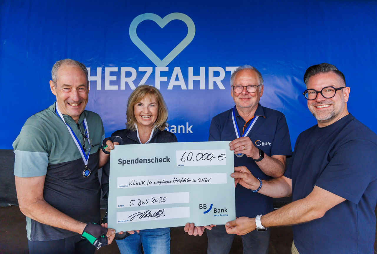 V. l. n. r.: Prof. Dr. Felix Berger (Klinik für Angeborene Herzfehler am Deutschen Herzzentrum der Charité), Petra Götze (Ber